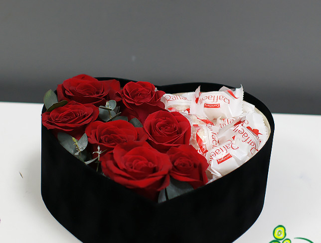 Черное бархатное сердце с красными розами и конфетами "Для тебя" Фото